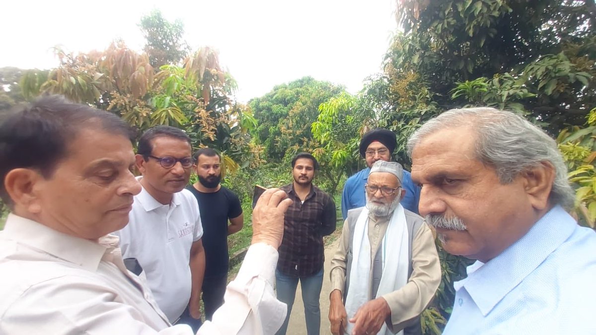 sunil2819's tweet photo. रविवार की शाम वयो वरिष्ठ पूर्व आई पी एस श्री महेंद्र लालक़ा जी के सानिध्य में आमंत्रित कुछ चुने हुए कृषि वैज्ञानिक, विभिन्न समाजसेवी व साहित्यकारों आपसी विमर्श हेतु एकत्रित हुए। स्थान था मैंगो मैन के नाम से मशहूर #कलीमुल्लाह खान जी के #मलीहाबाद स्थित #अब्दुल्ला_नर्सरी। #Mango_Man https://t.co/VlZ9XxbUHs