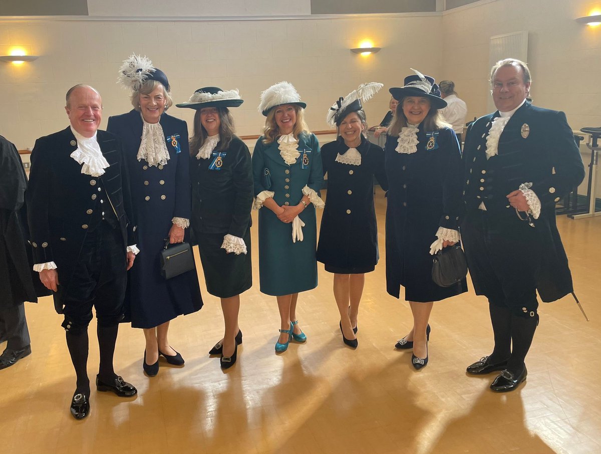 And the sun shone in Wells for a splendid Legal Service    attended in force by SW High Sheriffs! Wonderfully steady ⁦<a href="/ASPoliceHorses/">ASPoliceHorses</a>⁩, sublime singing and excellent hymns and readings from Senior Presiding Circuit Judge and outgoing <a href="/somersetsherif1/">High Sheriff of Somerset</a>. Well done Jennifer!
