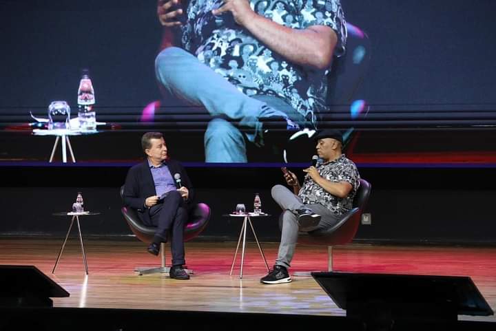 ExpoFavela's tweet photo. 👩🏿‍💼 Papo de CEO do Preto Zezé com o presidente da Google no Brasil, Fábio Coelho! 

🚀 Hoje é o último dia da maior feira de empreendedorismo, que une favela e asfalto no #WTC! 

🎟️ Venda de ingressos on-line e no local! 

📸: Douglas Jacó @/douglasjaco1 

#expofavelainnovation https://t.co/lGIvgXDSno