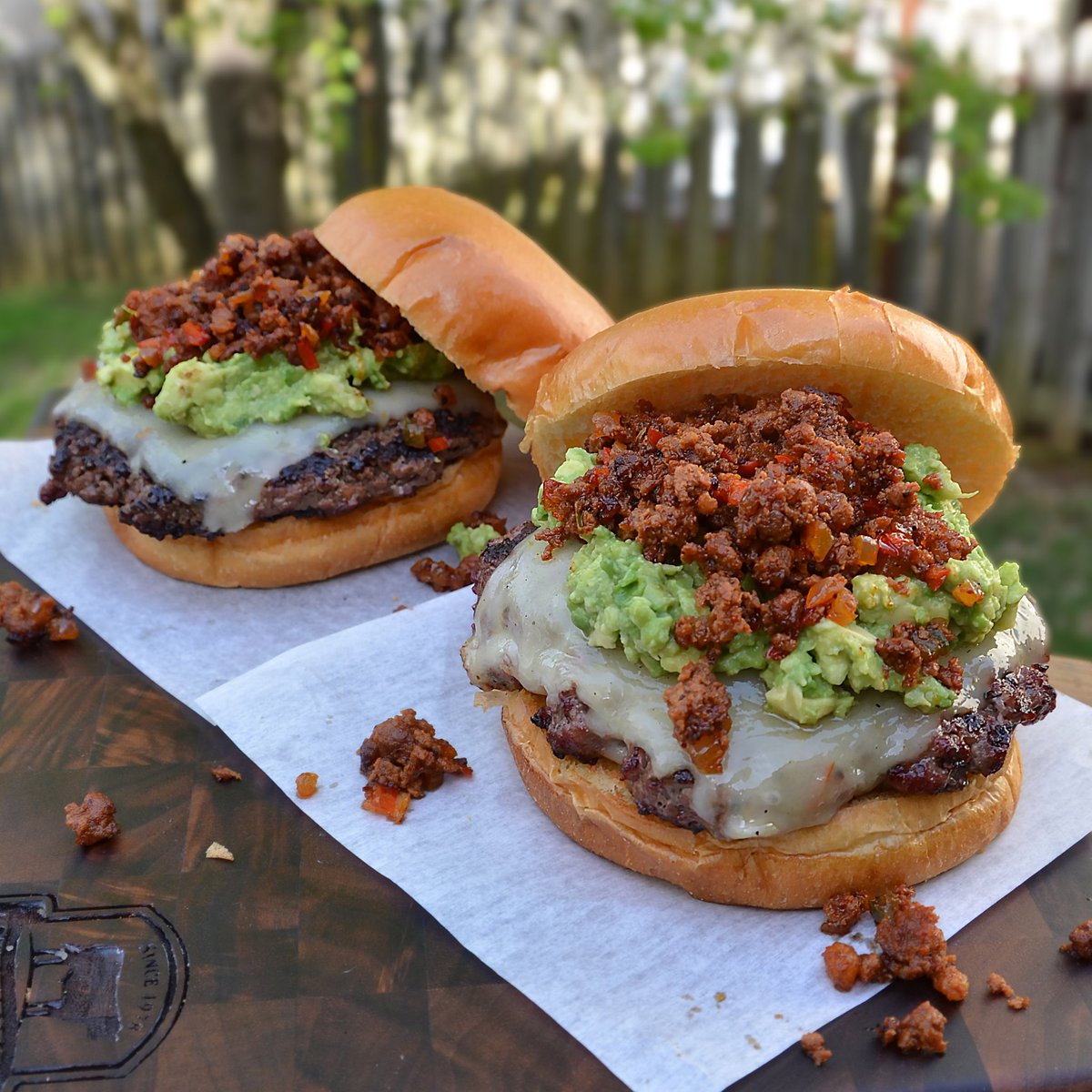 Avocado, chorizo, and pepper jack cheeseburgers that we cooked on the BGE Mini-Max. 

nibblemethis.com/2023/03/avocad…