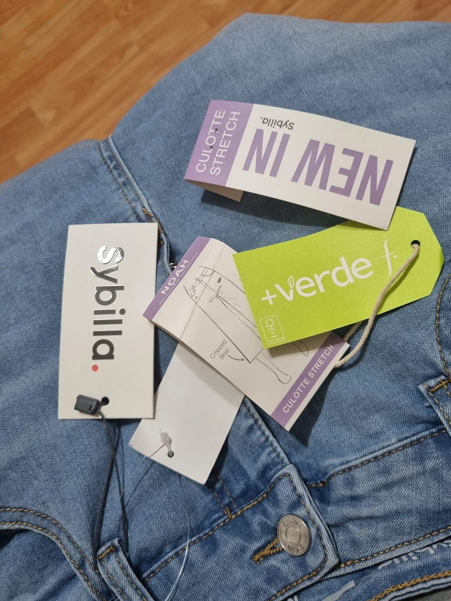 Mla_elizabeth's tweet image. @Falabella_Chile Yo te adoro como tienda pero es como consecuente tantas etiquetas en un pantalón y promover la ecología sustentable 🙄 
#Falabella #Etiquetas #sybilla #Chile #ecologiasustentable