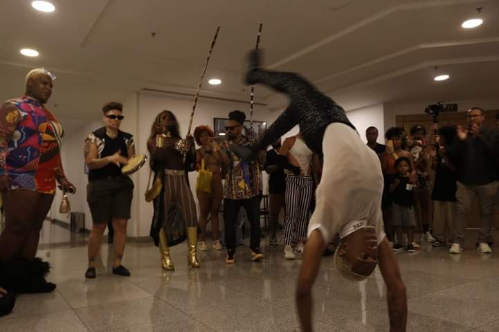 ExpoFavela's tweet photo. 🌈✊🏾 Capoeira para Todes

🚀 Hoje é o último dia da maior feira de empreendedorismo, que une favela e asfalto no #WTC! 

📸: Kevin Nascimento @/fotosdokevin.png 

#expofavelainnovation #expofavelasp #expofavela2023 https://t.co/mAujMSbnZX
