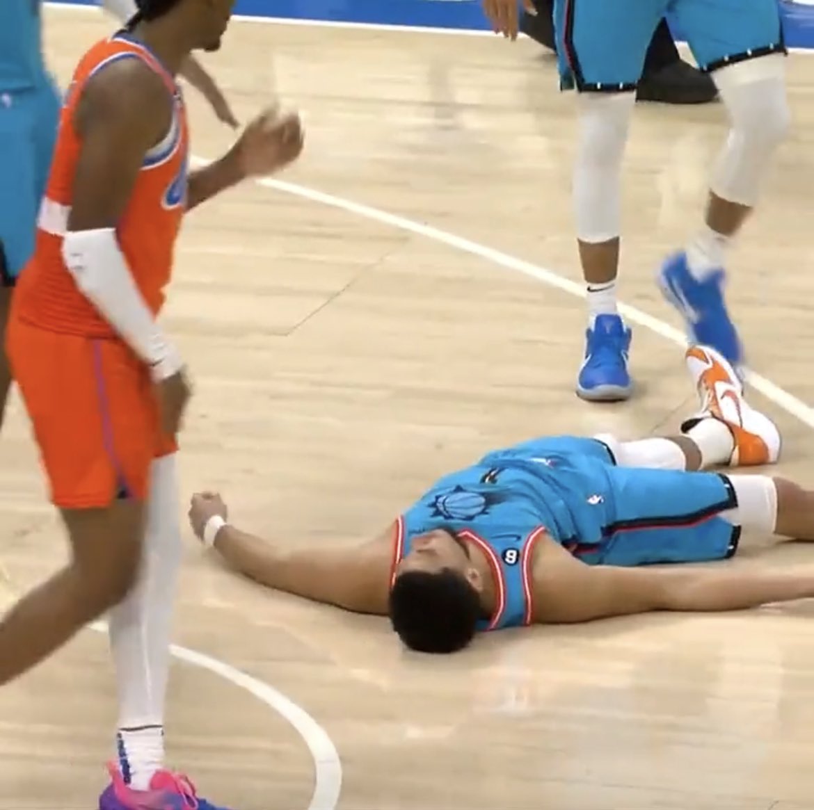 SunsAreBetter's tweet photo. Devin Booker after having to carry the Suns without KD every game https://t.co/jokgX686Px