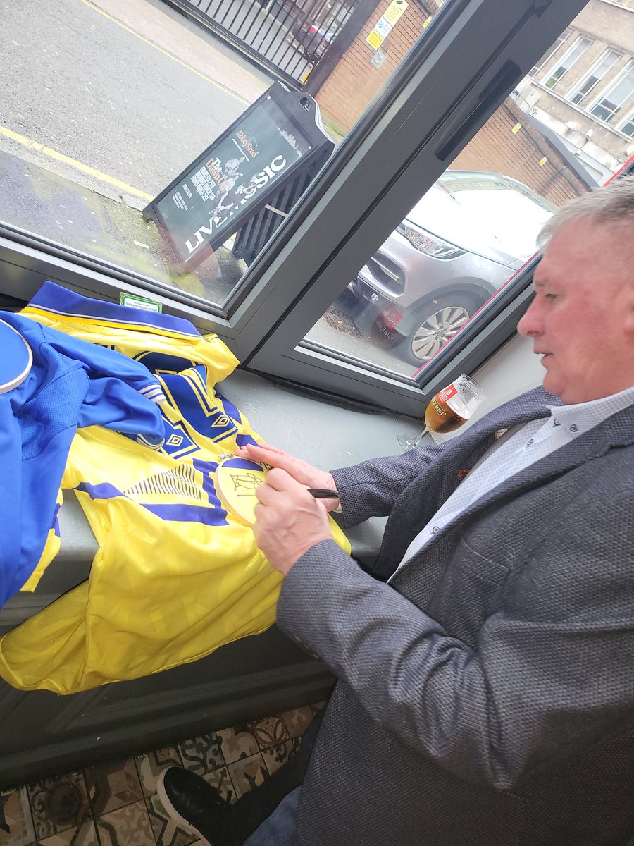 FramedShirt's tweet photo. 2 Club Legends in Abbey Road on Harrington Street this week

Signed shirts from both available for framing for £150 💙❤️ https://t.co/JaubsXfEMw