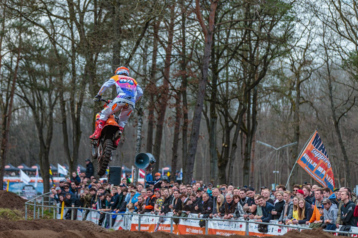 KEMCOSportsMana's tweet photo. Volle starthekken en heel veel volk, is er een mooiere manier om je zondag te spenderen? #DutchMastersofMotocross #NiekFotografie https://t.co/wJ2i8Hjgj2