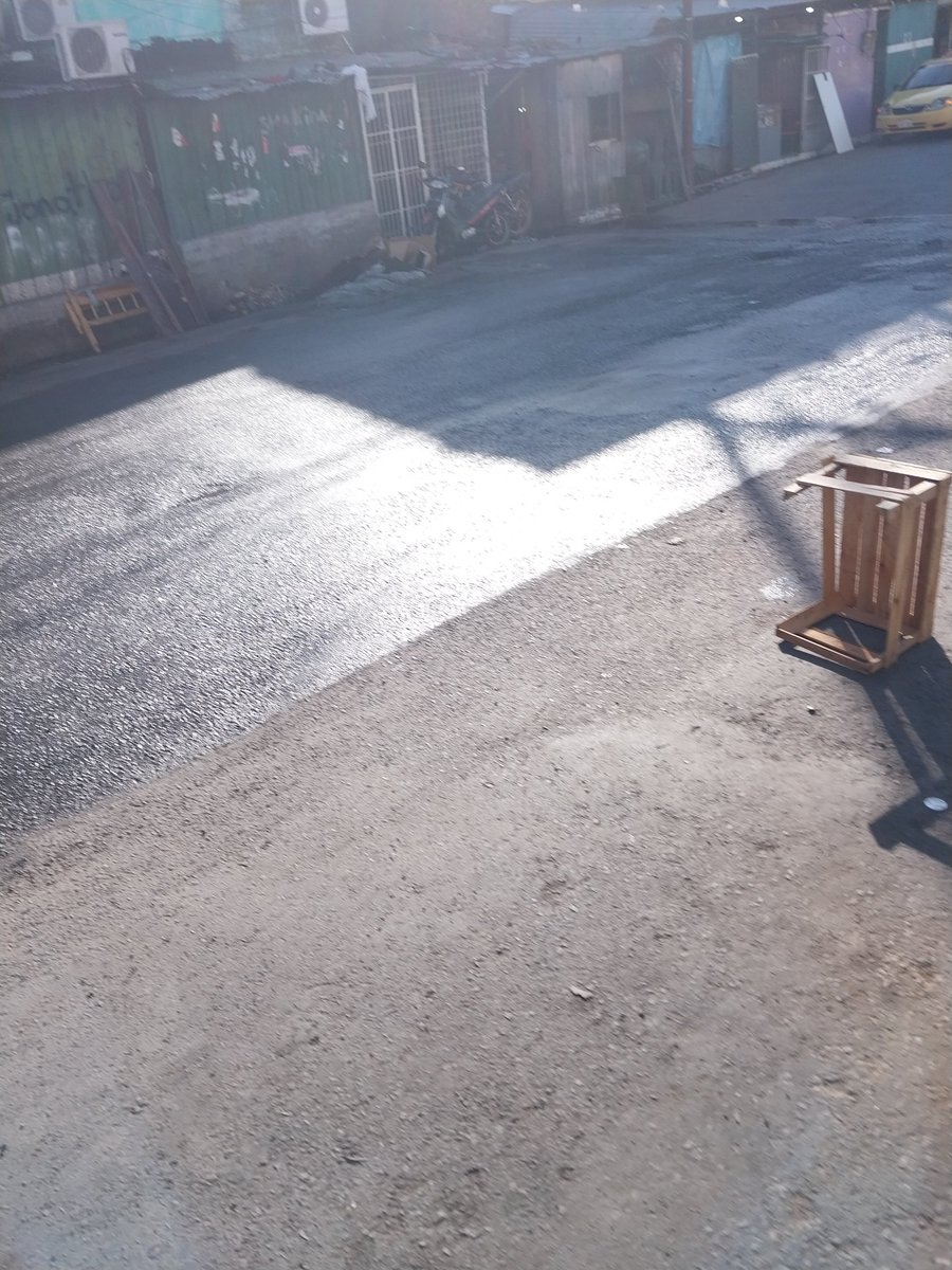 condesavera's tweet photo. @juanvillalbapy EL CUERPO DE BENITO JUDN..FRENTE A DE AÑARETAI!!!LLENO DE CUIDACOCHES IMPROVISADOS Y LOS CAJONES DE FRUTAS PARA RESERVAR!!!! https://t.co/WfxKqgsIeh