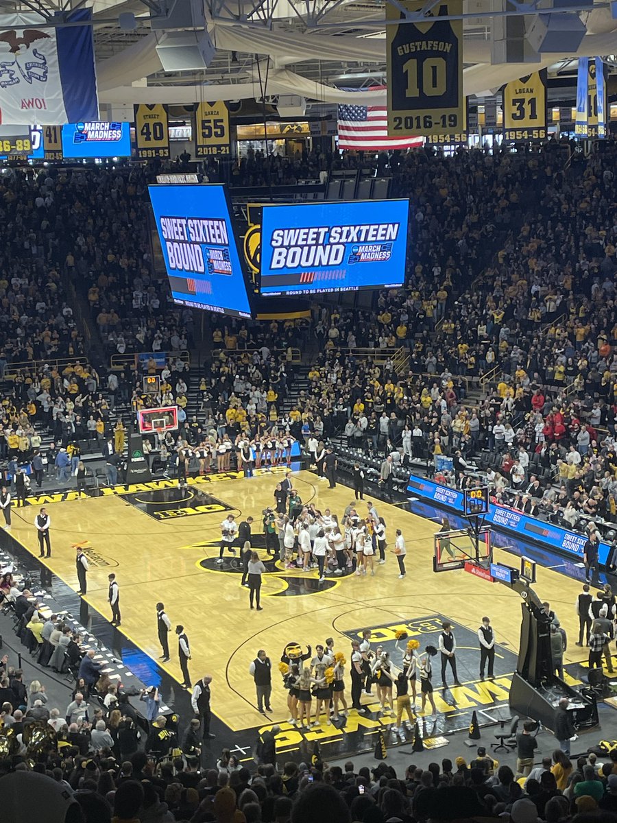 Ann_IRL's tweet photo. Sweet Sixteen Bound baby!!! #MarchMadness #Hawkeyes https://t.co/7YuoFkS3df