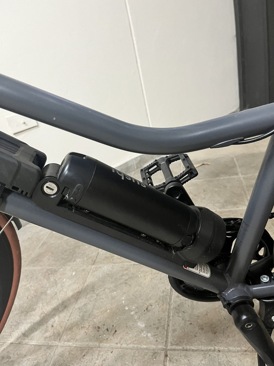 biparoig's tweet photo. Vendo bici eléctrica traída de Alemania. Vendo porque no tengo espacio para guardar. Es hermosa y súper cómoda. Con candado, accesorios e inflador incluido. Si te interesa escribime al privado. https://t.co/FkmG26mAw6