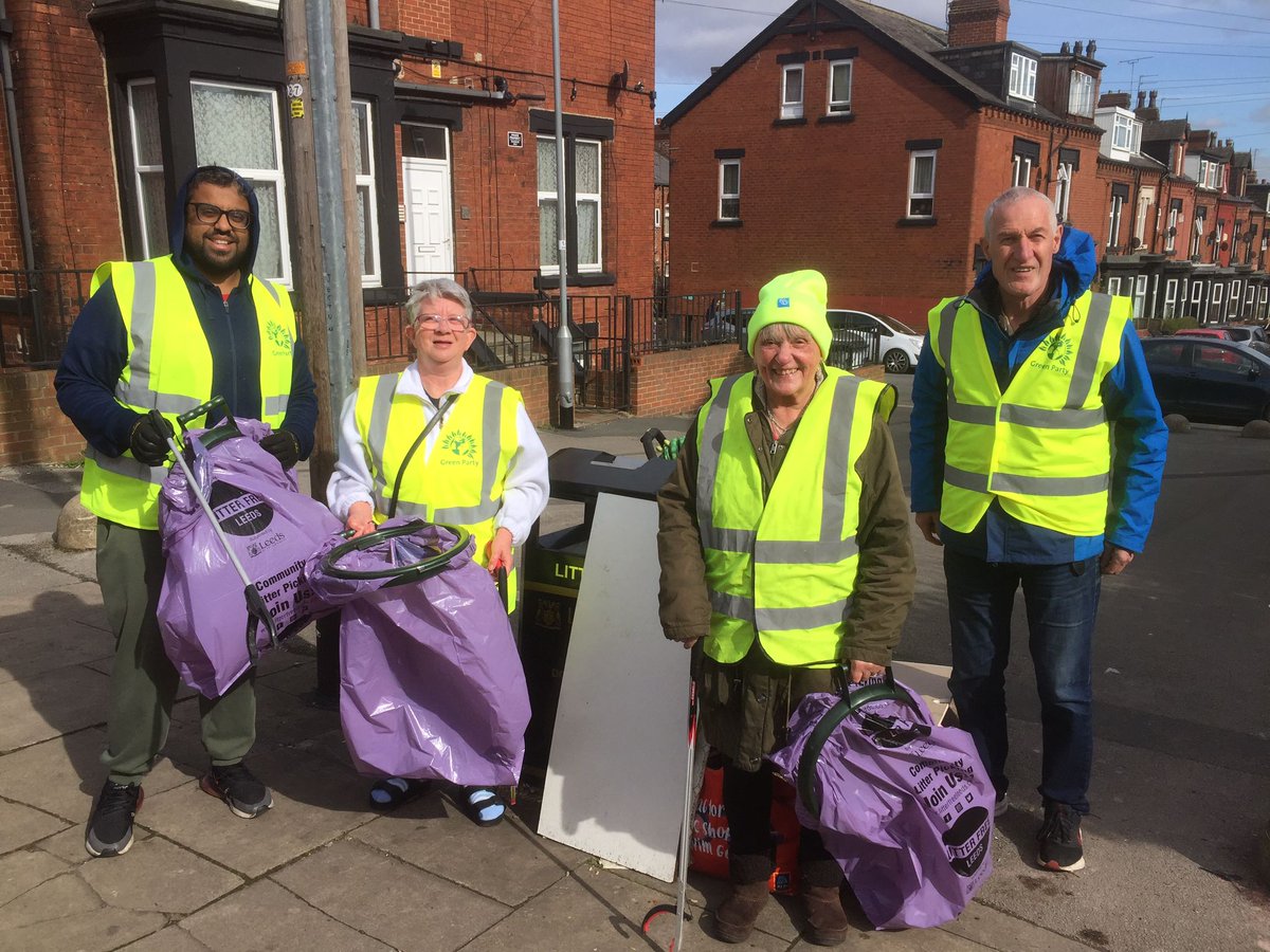 Many thanks to the amazing locals who join @Omarmushtaq1990, me, + our @LeedsGreenParty team for our regular #Beeston Hill litterpicks. #Litterpicking used to be pretty niche, but there are now 100s of fab @LitterFreeLeeds volunteers making an impact across our city: all welcome!