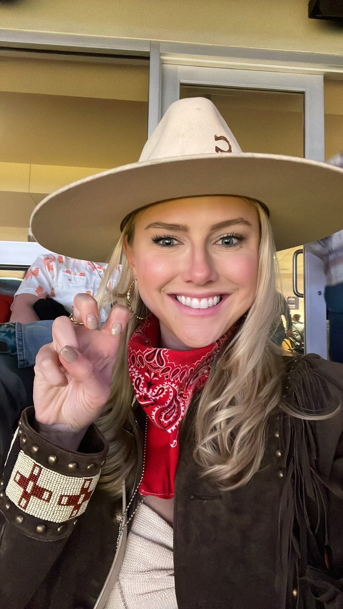 cleo_e_stringer's tweet photo. #RODEOHOUSTON https://t.co/zO4seKH75O