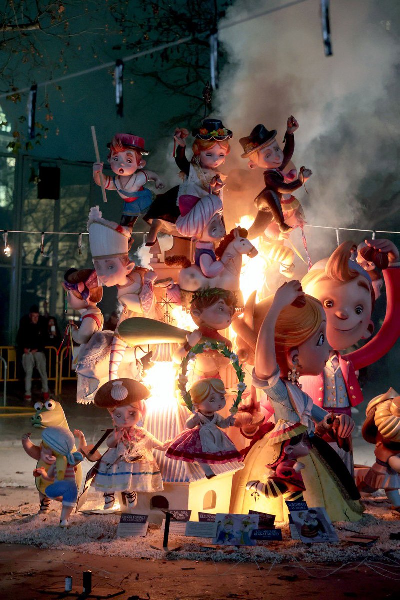 AjuntamentVLC's tweet photo. ❤️🔥 Reviu ací els millors moments 📸 de la #Cremà23 🔥 de la #FallaMunicipal Infantil de #València. #Falles23 #SomFoc #SomArt #SomPatrimoni @festesdeVLC @JCF_Valencia @bomberosvlc @policialocalvlc @protecivilvlc https://t.co/n619FmMDa5