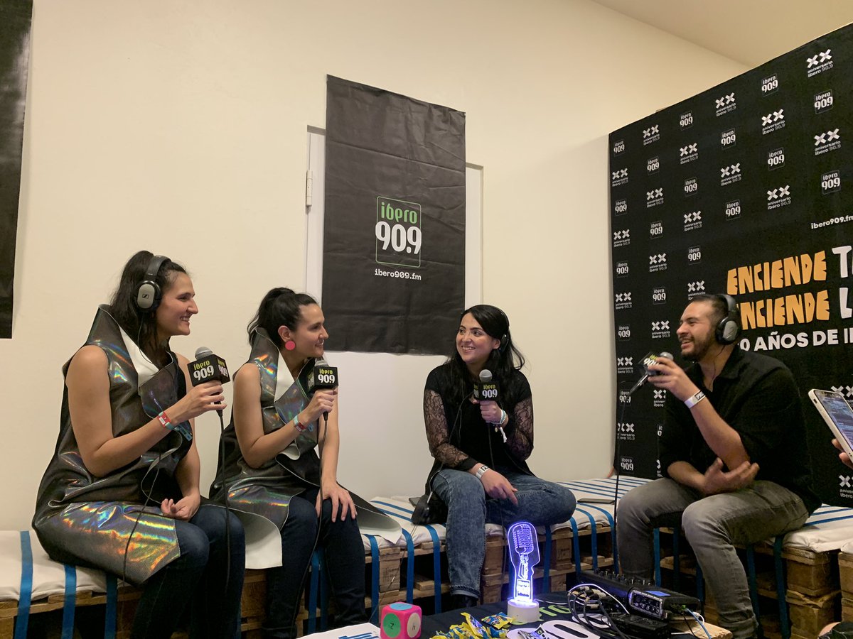Ibero909FM's tweet photo. Las colombianas @lasanez son las primeras que llegaron a nuestra cabina, minutos después de haberse bajado del escenario en este segundo día de transmisión #VL909 desde el @vivelatino #VL23 y nos firmaron el muro @d_tarima 🤍 que ya es una tradición. Cc @Danylagarza @elvisnoelvis https://t.co/uZiMQpum7N