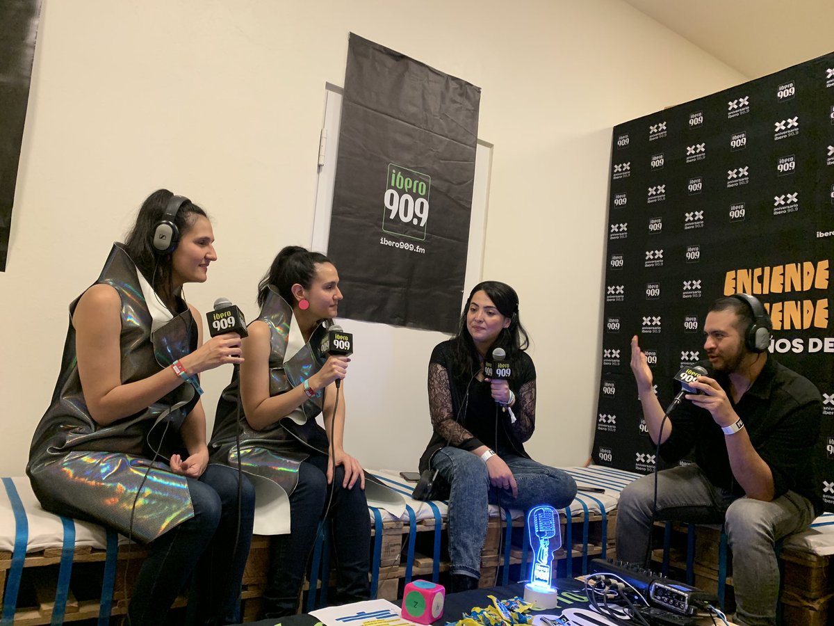 Ibero909FM's tweet photo. Las colombianas @lasanez son las primeras que llegaron a nuestra cabina, minutos después de haberse bajado del escenario en este segundo día de transmisión #VL909 desde el @vivelatino #VL23 y nos firmaron el muro @d_tarima 🤍 que ya es una tradición. Cc @Danylagarza @elvisnoelvis https://t.co/uZiMQpum7N