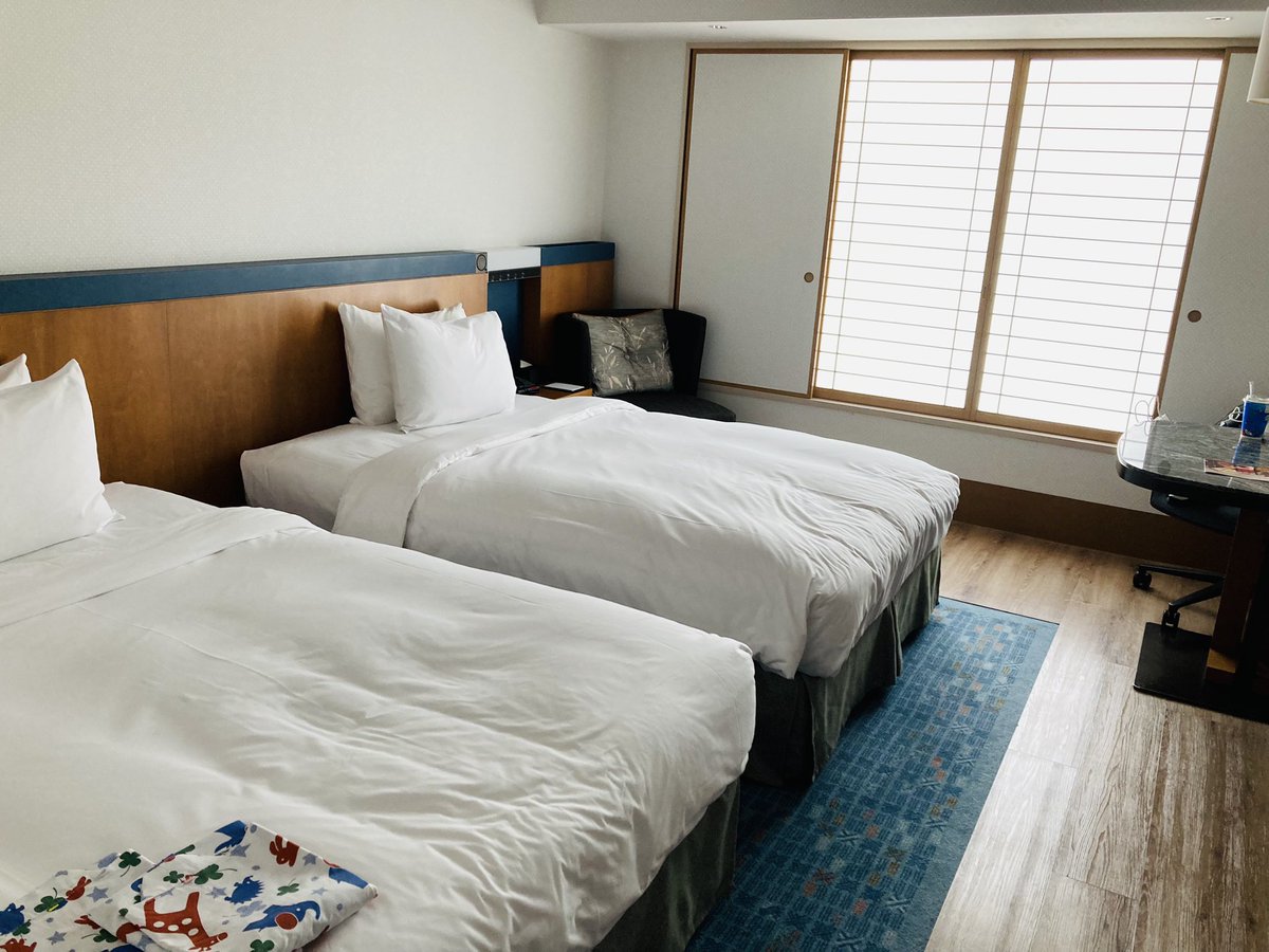 Manosukesan's tweet photo. ヒルトン名古屋滞在中

ただのゴールドステータスですが、上層階にアップグレードしてくれました（広さは変わらず30平米）🤗

窓に障子、家具も和のテイストなのがヒルトンの都会のホテルにしては珍しい感じ😀

#名古屋
#ヒルトン
#旅行 https://t.co/1Ter15uqFv