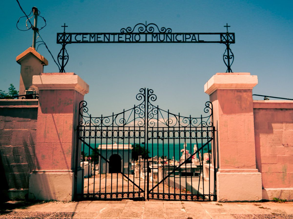 ClarkeStudios's tweet photo. "He who thinks he's bigger than the rest must go to the cemetery. There he will see what life really is -- a handful of dust." - Creole.

Limits of Control is a movie that just sticks with me. https://t.co/DxncW2mDzh