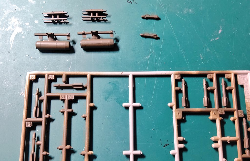 Hiro19820927's tweet image. おはようございます❗️
ストークキャリー、武器パーツ完成しました。
もともと付いていたミサイルに追加し、ヘルファイア対戦車ミサイルとロケットランチャーポッドを胴体下に搭載してみました❗️
#プラモデル　#境界戦機　#V33　#ストークキャリー