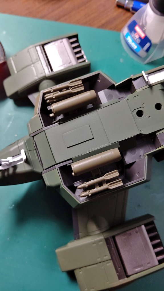Hiro19820927's tweet image. おはようございます❗️
ストークキャリー、武器パーツ完成しました。
もともと付いていたミサイルに追加し、ヘルファイア対戦車ミサイルとロケットランチャーポッドを胴体下に搭載してみました❗️
#プラモデル　#境界戦機　#V33　#ストークキャリー
