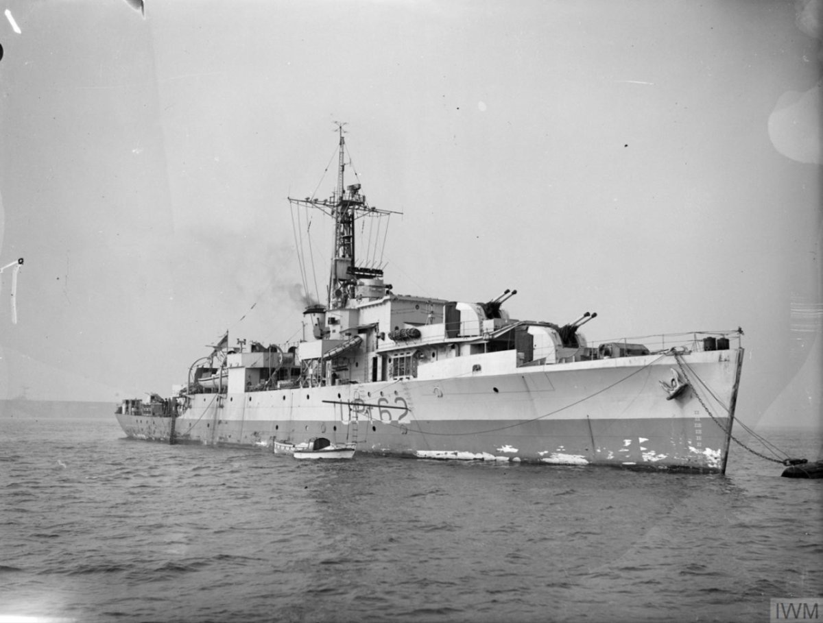 RNshiplosses's tweet photo. 20 Mar 1944 // 20 Mar 1944 // Sloop HMS Lapwing was torpedoed and sunk by German submarine U-968 off Murmansk. She was hit by a single torpedo amidships and sank within 20 minutes, with the loss of 158 of her 229 crew. (Image copyright @I_W_M A 22722) #RoyalNavy #WW2 https://t.co/odwxNyI6cT