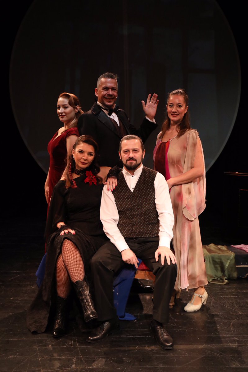 Bu akşam yaralı yüreklerimizle, Edip Cansever’in dizelerini buluşturduk seyircimizle. Çok başka geldi her an, her duygu, her dize... 16 Nisan Pazar akşamı Müze Gazhane’de buluşmak dileğiyle ... #otellerkenti #edipcansever #ibbşehirtiyatroları #sanatiyileştirir #DepremiUnutma