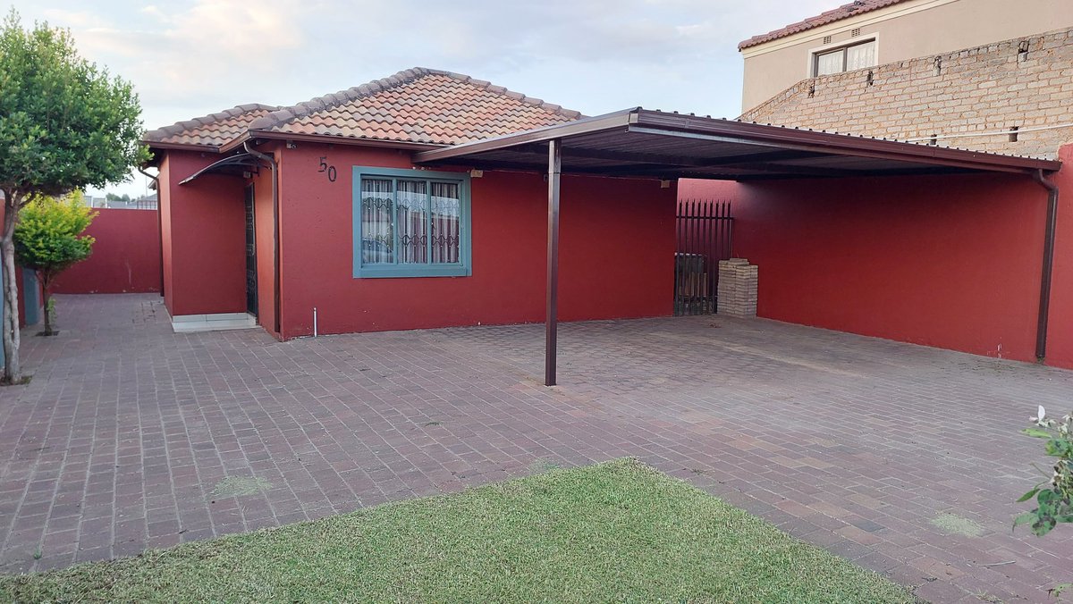 House available immediately for Rental in Klipoortjie extension next to Buhlepark Phase 1 Germiston.

*2 Bedrooms
*Kitchen with fitted BIC,Oven and Stove
*Bathroom
*Lounge
*Carport for 2 Cars
*Garden
*Automated Gate
*Wall fence
Rent is R6000 including Rates and taxes.082 678 5820