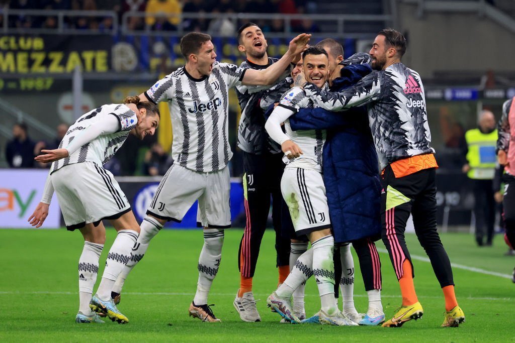 JuventusFC_VEN's tweet photo. El #DerbyDItalia es NUESTRO!!!!
🤍🖤🇮🇹
Italia se tiñe de Bianconera. https://t.co/zDO6FTllRW