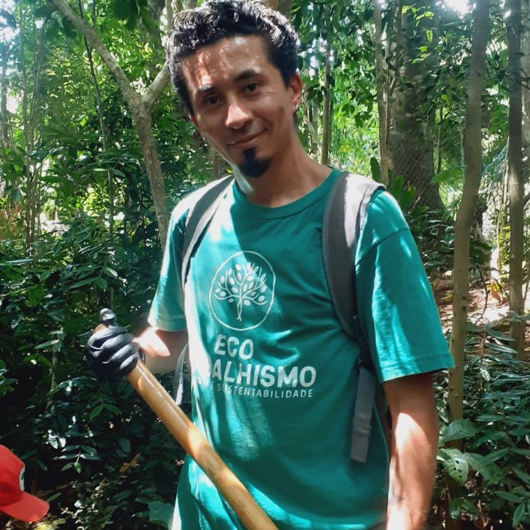 Neste domingo, o Ecotrabalhismo da capital participou de um plantio de mudas da Mata Atlântica na Aldeia Yvy Porã, no Jaraguá, junto com outros coletivos empenhados em promover a regeneração de SP.
