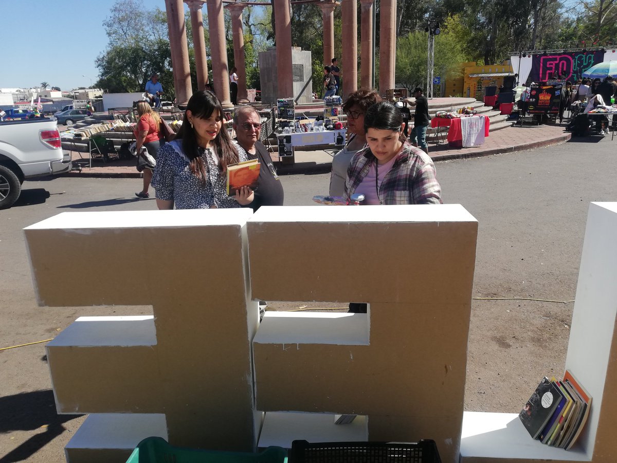 Continuamos invitando a la ciudadania a que  promueva junto a nosotr@sel hábito de la lectura y done libros para nuestra libreria itinerante. Gracias al Colectivo Fregon Obregón por el espacio que nos facilitaron hoy, en su bazar. <a href="/JulioCFrias/">Julio Frías</a>