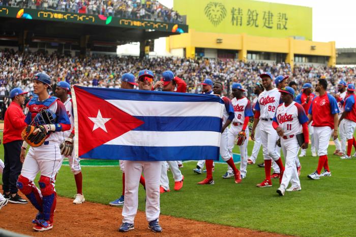 Hoy el equipo #Cuba se enfrentará en Miami al d EEUU. Todos los cubanos dignos, los q vivimos aquí y los q viven en cualquier parte del mundo, queremos el triunfo del #TeamAsere. Ya obtuvieron una gran victoria moral, ahora esperamos una gran victoria deportiva. #YoVotoXTodos