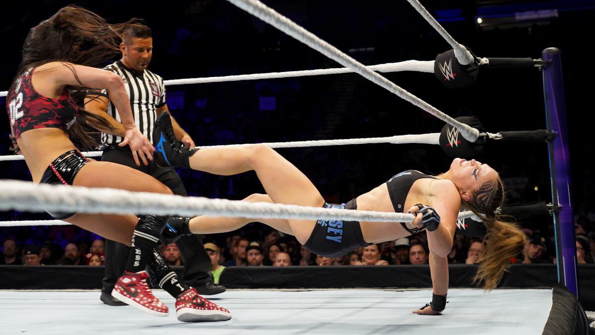 RT @8navyblue: Ronda Rousey vs Nikki Bella - WWE Evolution #WWERaw https://t.co/IH1IlCwr8W