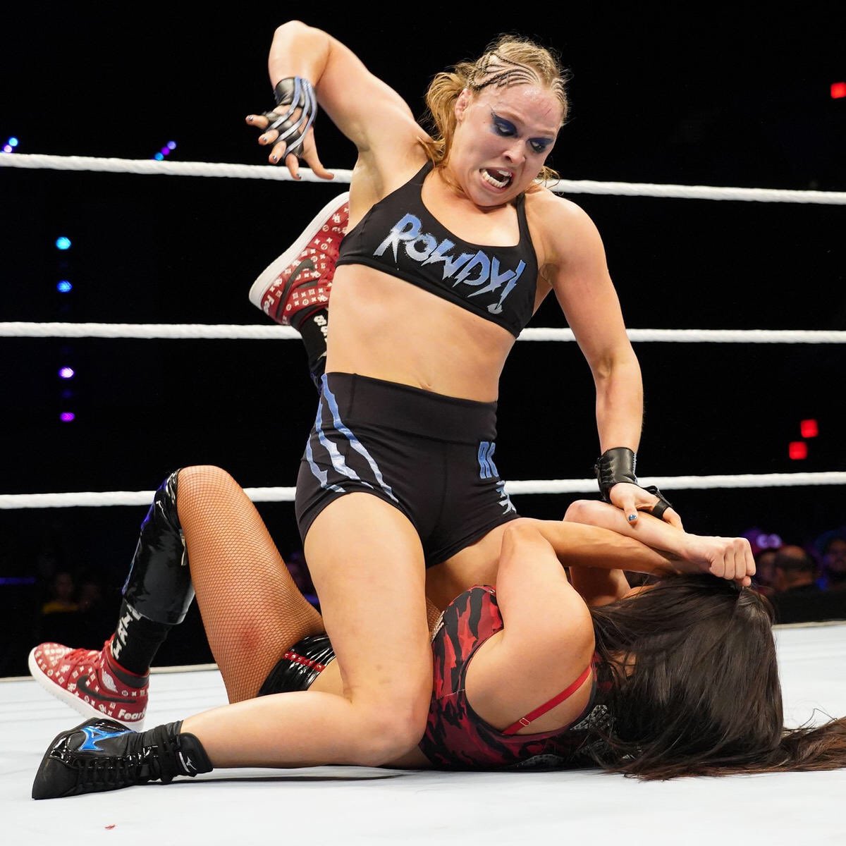 RT @8navyblue: Ronda Rousey vs Nikki Bella - WWE Evolution #WWERaw https://t.co/0wURjhxW6O