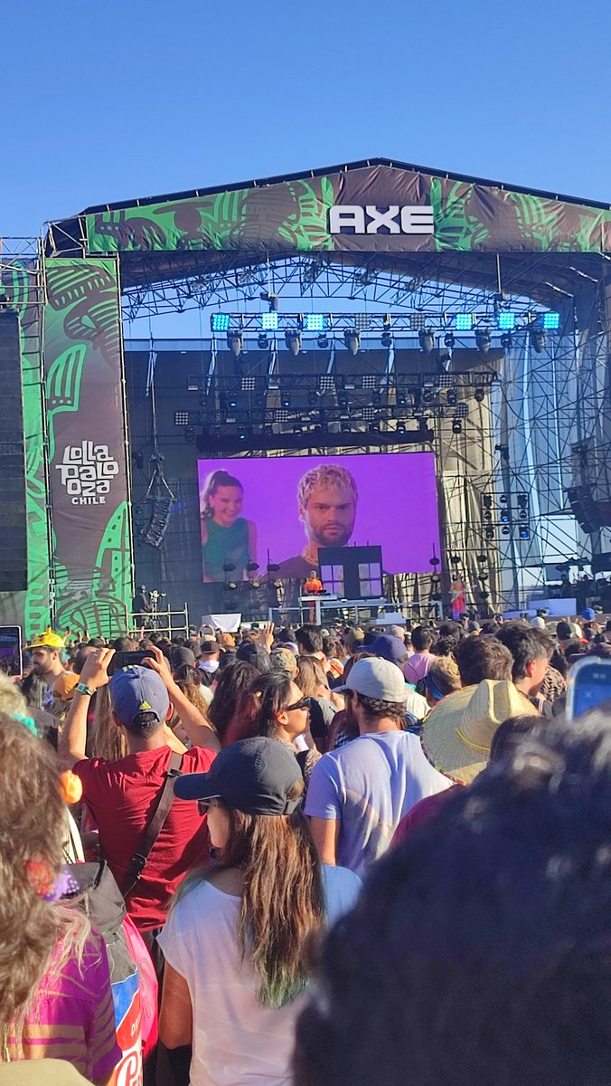 ignacido_'s tweet image. el presidente Gabriel Boric debutando en el lollapalooza en el axe stage ante más de 100.000 personas #LollaCL2023