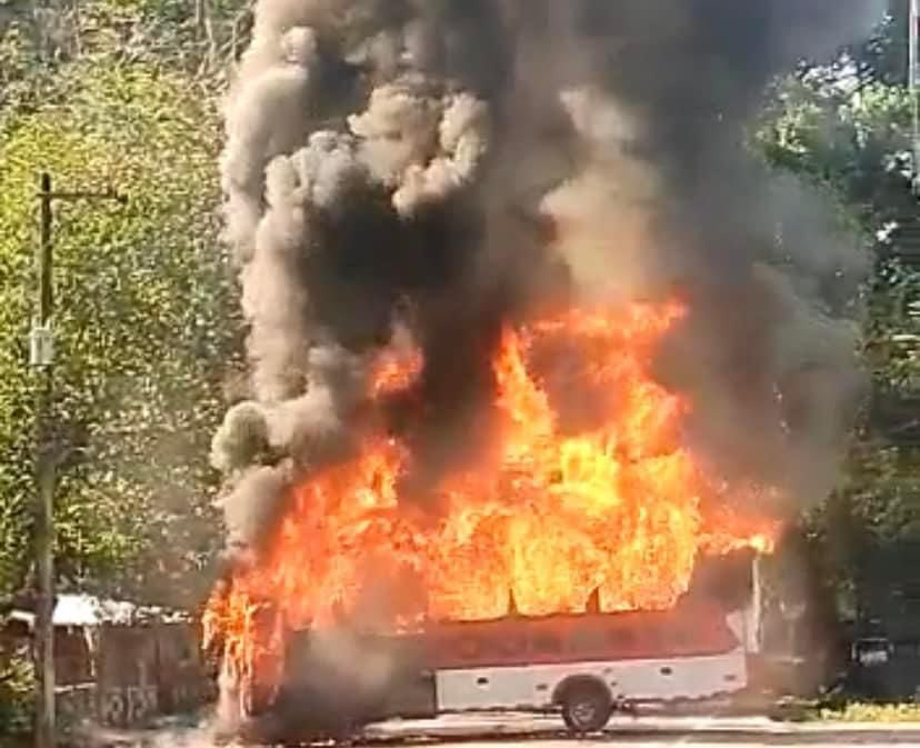 VickyDavilaH's tweet photo. #ColombiaVaMal el Bajo Cauca se encendió de nuevo… el Clan del Golfo decidió atacar con quema de buses y tractomulas y aterrorizando a la gente de la zona. El presidente Gustavo Petro ordenó terminar el cese al fuego bilateral con ese grupo narcotraficante y criminal. https://t.co/M34ujIpUvH