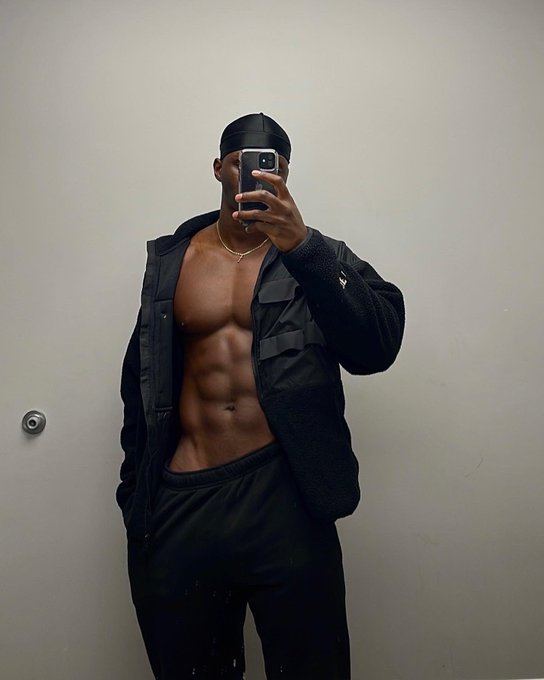 Frn_uutWAAEoVQ7?format=jpg&name=small