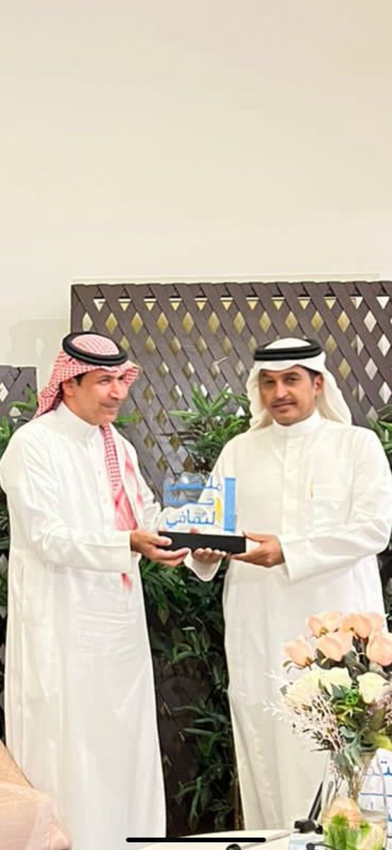 MultaqaJ's tweet photo. الاستاذ عبدالرحيم الذروي عضو الملتقى الثقافي بجدة يقدم الدروع التذكارية للرحالة ذيب العتيبي ود محمد الزيلعي والاستاذ القدير نهار العتيبي ( نظير جهوده التطوعيه للملتقى ) https://t.co/JZFhdYDIVu