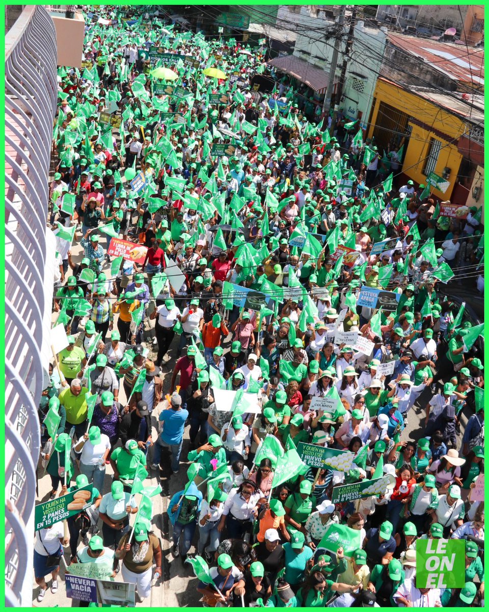 leoneldo_'s tweet photo. Miles de mujeres del partido Fuerza del Pueblo realizaron una  marcha, que llenó por completo el trayecto desde el Parque Enriquillo hasta el Parque Independencia. El evento es en reclamo de que el gobierno enfrente con responsabilidad el alto costo de la vida. https://t.co/btmiv5VK31
