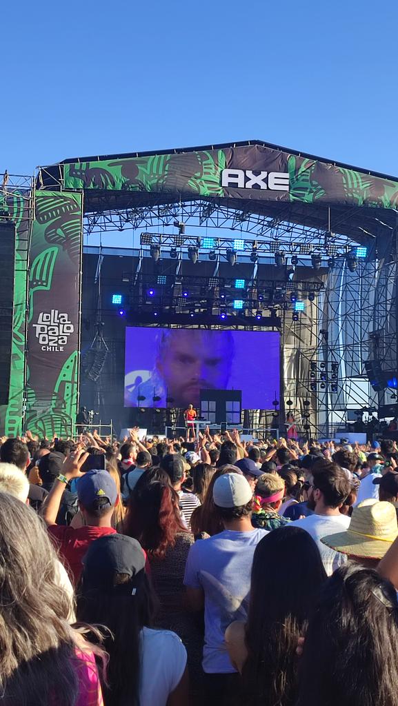 ignacido_'s tweet image. el presidente Gabriel Boric debutando en el lollapalooza en el axe stage ante más de 100.000 personas #LollaCL2023