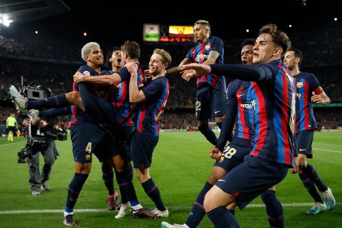 Por lo sufrido, por lo que el aficionado ha tenido que pasar, no nos lo merecíamos, que bonito es ser del Barça. Lo que amo a este equipo y a este escudo.

SER DEL BARÇA ES EL MILLOR QUE HI HA