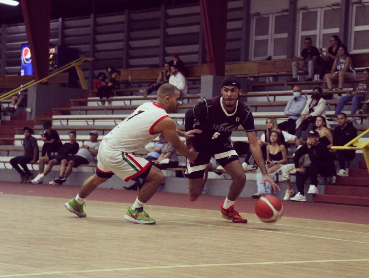 DeportesUprh's tweet photo. 📸 Disfruten de las imágenes capturadas de la victoria de los #BúhosBasket 69-65 contra #UPRCa.
#𝗨𝗣𝗥𝗛 próximo partido en el nido el jueves, 23 de marzo contra #USC. ¡Te esperamos🦉!
#YoSoyBúho #LAIBaloncesto
(Fotos: Naisha Rivera) https://t.co/wXXi7v1C0K