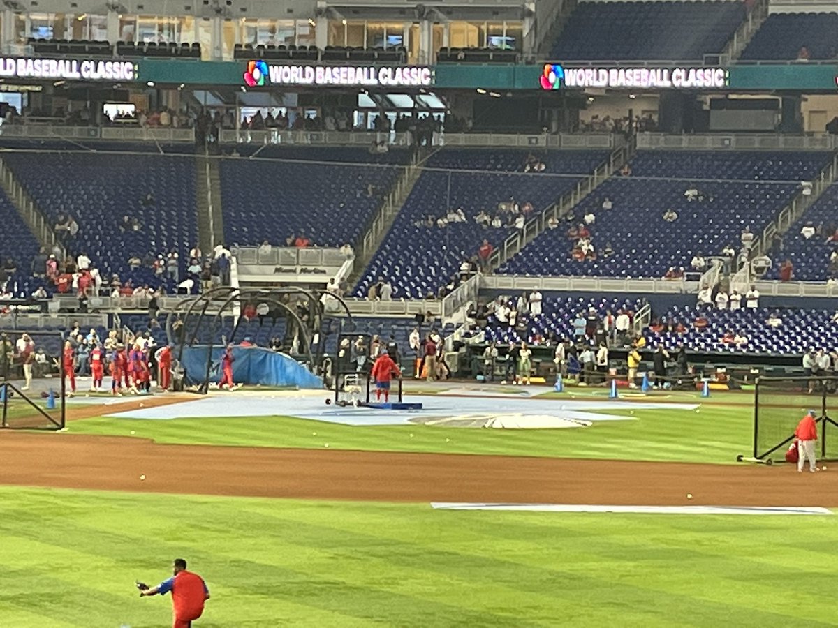 Charlie3P's tweet image. It’s early but the atmosphere is electric. Seems like there’s more Cuban fans than 🇺🇸#WorldBaseballClassic #TeamUSA