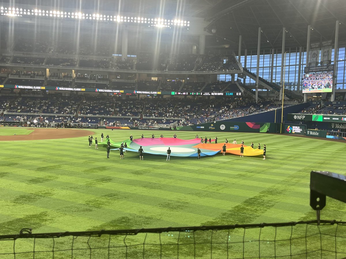Charlie3P's tweet image. It’s early but the atmosphere is electric. Seems like there’s more Cuban fans than 🇺🇸#WorldBaseballClassic #TeamUSA