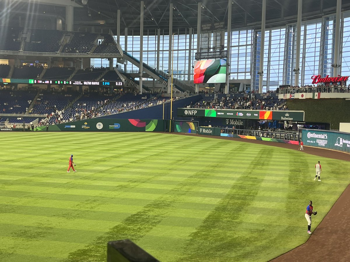 Charlie3P's tweet image. It’s early but the atmosphere is electric. Seems like there’s more Cuban fans than 🇺🇸#WorldBaseballClassic #TeamUSA