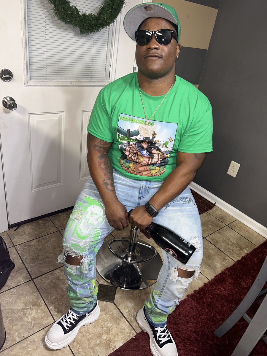 BigCEOCam's tweet photo. I done beat the odds, but putting my people on my favorite part. https://t.co/3zz3FbYycp
#NeighborhoodHero #ceo #newmerchotw #withthememebers #launchparty #popit. https://t.co/pQmndlGKuR