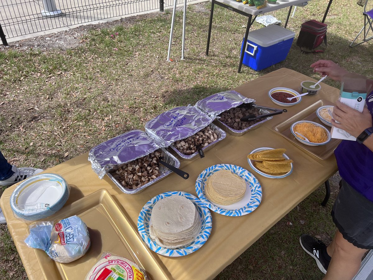 daguru9's tweet photo. Used an @altonbrown #GoodEats hack this weekend… grilled some steak and chicken at home, the transported to our tailgate with a cooler and kept warm with a heating pad! It worked and everyone loved the hot food!! #OCFoodTwitter #VamosOrlando #TailgateCrew https://t.co/9DKsGsRk9U