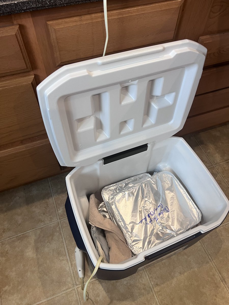 daguru9's tweet photo. Used an @altonbrown #GoodEats hack this weekend… grilled some steak and chicken at home, the transported to our tailgate with a cooler and kept warm with a heating pad! It worked and everyone loved the hot food!! #OCFoodTwitter #VamosOrlando #TailgateCrew https://t.co/9DKsGsRk9U