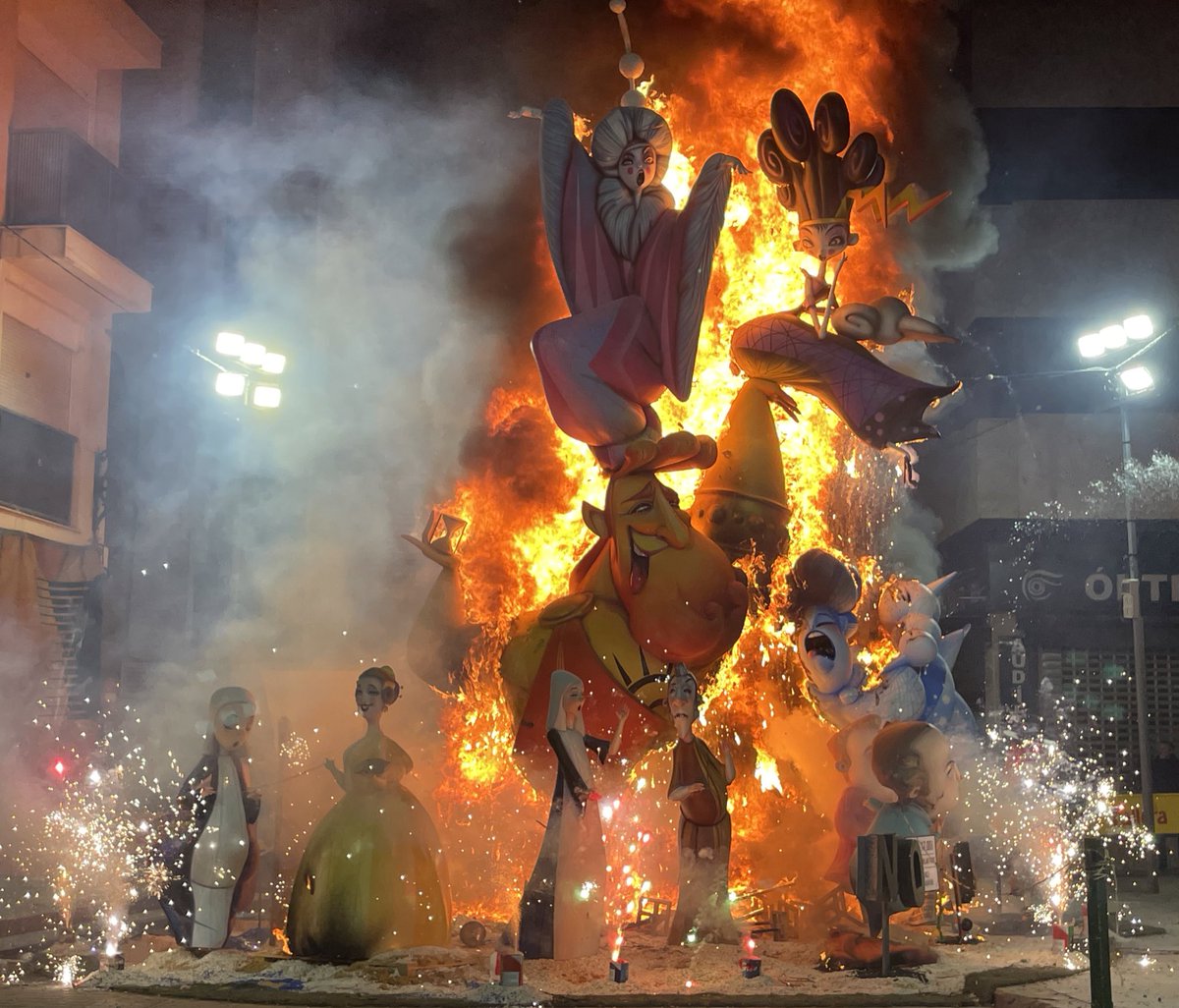 polvorafallera's tweet photo. El día mágico de San José  culmina una vez más con la tradicional ‘cremà’ y el  fuego purificador. #Fallas2023 #Falles2023 #Fallas #Falles #Cremàdefalles #Valencia @peudelacreu https://t.co/ZHmAwpgEGD