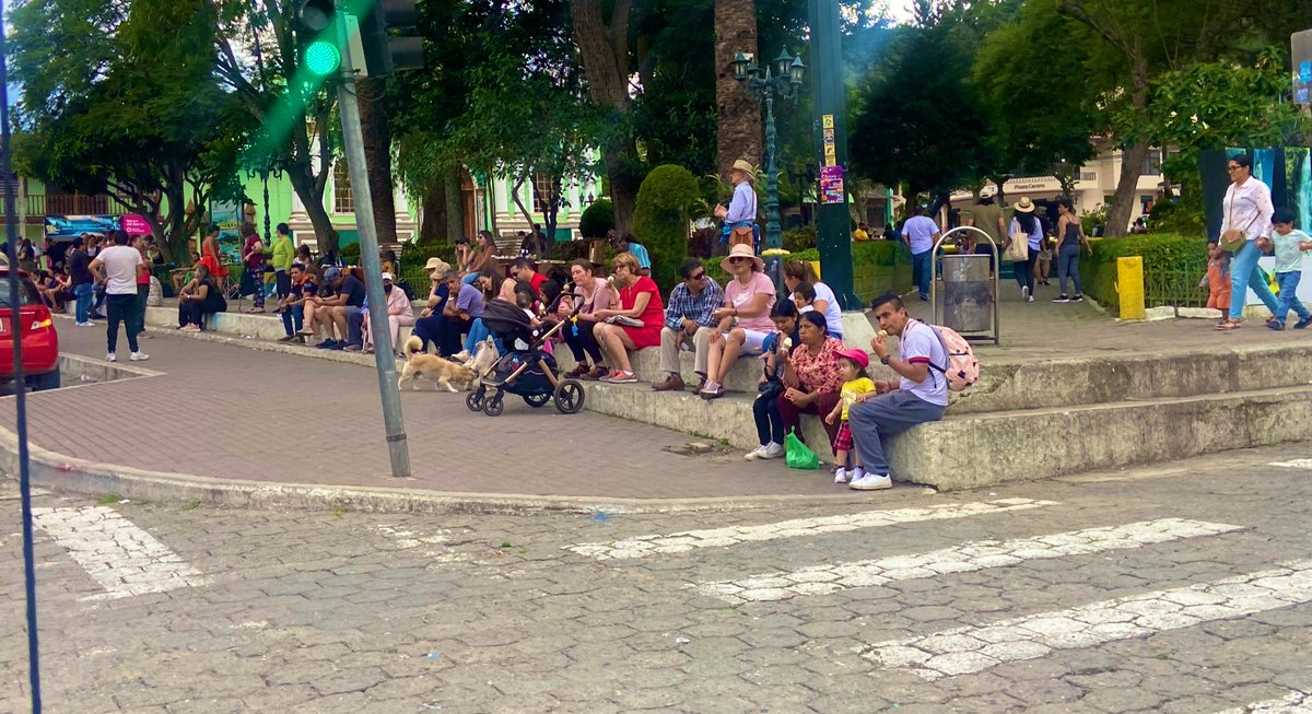 Maguburneo's tweet photo. Esto es un clásico, tomar un helado en las gradas del parque de Vilcabamba #Loja https://t.co/udLdkbhWxt
