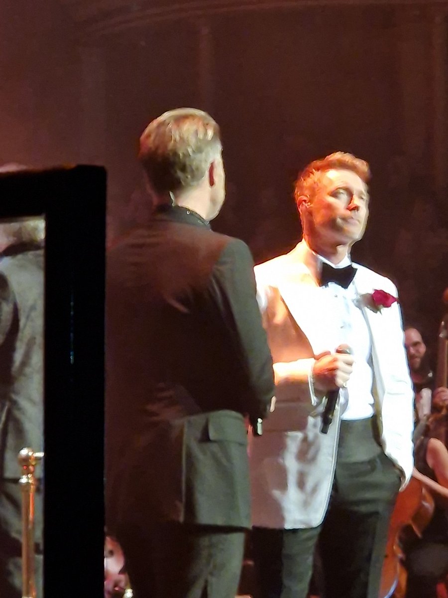 Garyismyhero's tweet photo. #tonight @GaryBarlow #RAH #friends #RonanK #🎤
https://t.co/82P7W03Wjq
https://t.co/lIbPm9zOxY 1637566107006509063?t=MZuFGI2szU6OlxV2_c3E_g&s=19 https://t.co/LXtOwhPmVk