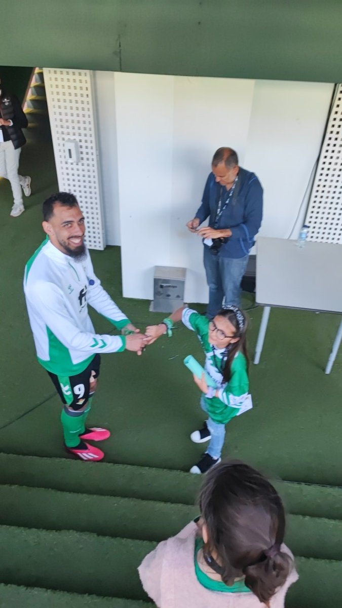 sergio_er_peke's tweet photo. @BorjaIglesias9 muchas gracias por hacer que mi hija hoy sea la persona más feliz del mundo. Si ya eras su ídolo, a partir de hoy es pasión!! Que gran persona eres y que gran corazón 💚💚 https://t.co/w3Z0nfD5ET