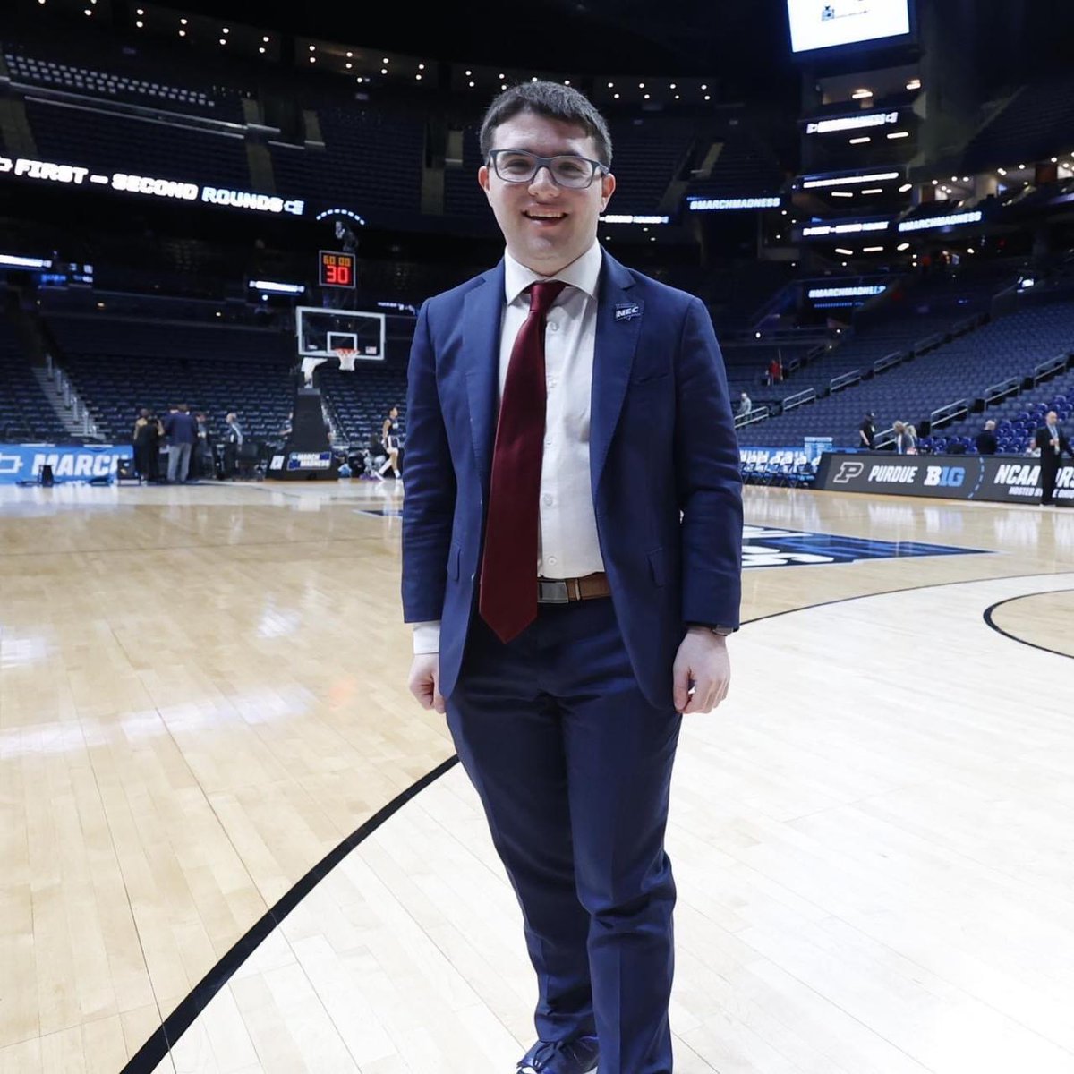 #FDU does not have a fulltime Sports Comms head this yr, but it is a great oppt for <a href="/JordanSarnoff/">Jordan Sarnoff</a>
thrust into the position as a college junior. A  
<a href="/Jay_HorwitzPR/">Jay Horwitz</a> in the making? Learn &amp; grow young Jordan, oppt seized you too. #marchmadness  joefavorito.com/2023/03/19/for…