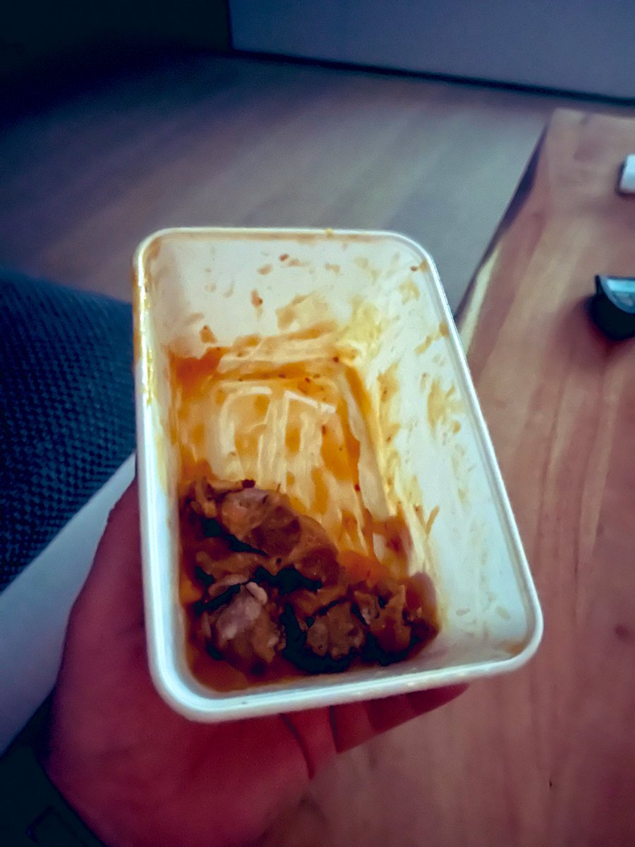OsOssie's tweet photo. Wat ik gegeten heb vanavond?
#metstokjes #overschotje #midnightsnack https://t.co/rLLb7MYK36